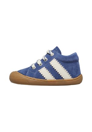 Baskets pour tout-petits en suede bleu avec trois rayures blanches en zigzag, bout rond, design avec lacets, et semelle en caoutchouc naturel. Style à l'arrière fermé.