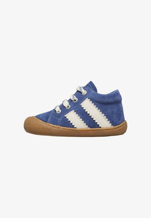 Zapatillas de juguete en gamuza azul para niños pequeños, con tres rayas blancas en zigzag, puntera redonda, diseño de cordones y suela de goma. Estilo de cierre trasero.