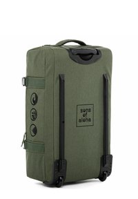 Valigia in tessuto verde con accessori in plastica nera, una maniglia superiore e ruote. Presenta un logo di marca e tre icone sul lato.
