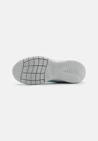 Semelle de chaussure en caoutchouc blanc texturé avec un motif ondulé et des lignes de grille noires pour l'adhérence. Bout arrondi et talon légèrement surélevé.