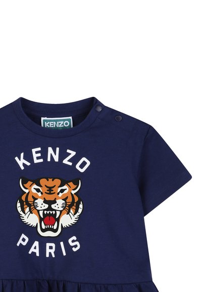 T-shirt en coton bleu marine à manches courtes, avec un grand motif tigre et le texte "KENZO PARIS" en blanc, détaillé avec des accents de boutons à l'épaule.