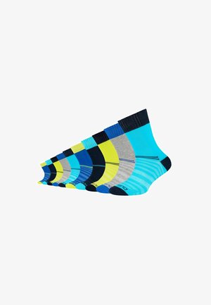 Zestaw ośmiu par skarpetek w różnych kolorach i wzorach, w tym odcieniach niebieskiego, szarego i żółtego, z paskami i jednolitym fasonem.