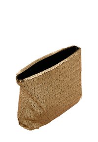 Tan vævet clutch taske lavet af struktureret materiale, med en sort indvendig og karakteristiske frynsede kanter med et unikt mønster.