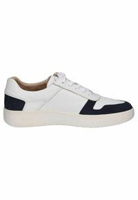 Valge nahast tenniseking navy-suede aktsentidega, ümar varvas, lame valge kummitald ja valged paelad, millel on sile tekstuur ja puhas disain.