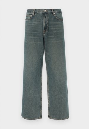 Tág szárú, fakó kék farmernadrág, öt zsebes dizájnnal, gombos záródással és kontrasztos varrással. Texturált, enyhén viselt megjelenésű.