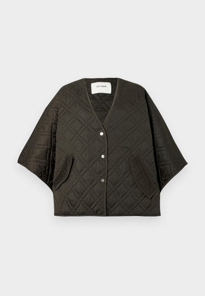 Μαύρο καπιτονέ κάπα μπουφάν με κουμπιά, πλαϊνές τσέπες και κολάρο σε σχήμα V, τοποθετημένο επίπεδα σε λευκό φόντο.