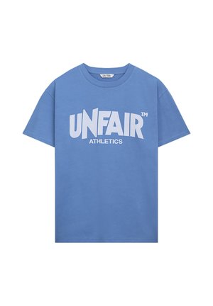 Blaues kurzärmliges T-Shirt mit fett gedrucktem weißen Schriftzug "UNFAIR" und kleinerem Schriftzug "ATHLETICS" darunter auf der Vorderseite.