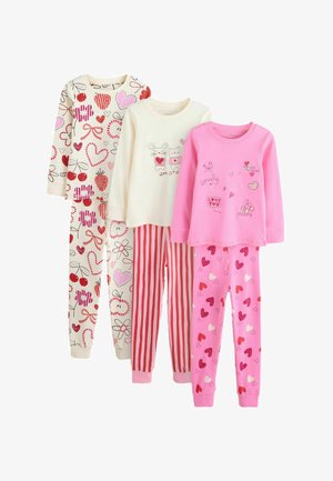 Drei Kinderpyjama-Sets mit langärmeligen Oberteilen und Hosen, verziert mit Herzen, Streifen, Tieren und Früchten in Rot-, Rosa- und Cremetönen.