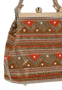 Geantă cu mărgele și accente metalice, având un model zig-zag în nuanțe de portocaliu, auriu și argintiu. Finisaj lucios cu închidere cu cataramă.