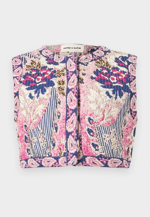 Chaqueta sin mangas y corta con textura acolchada, que presenta patrones florales y a rayas en tonos azul, rosa, blanco y marrón, cierre frontal con botones.