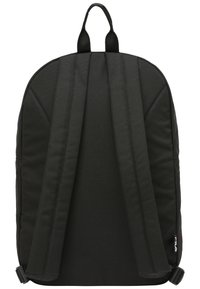 Sac à dos en tissu noir avec des sangles rembourrées, une poignée supérieure et une étiquette de logo sur le côté. Présente une texture lisse et un design simple.