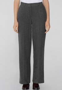 Pantalons en mélange de laine gris avec un design à jambes droites, dotés d'une fermeture à bouton devant et de détails de couture visibles.