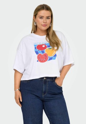 Hvid cropped t-shirt med et farverigt frugt grafisk design med røde og orange tomater på en blå rutemønstret baggrund. Blødt bomuldsstof.