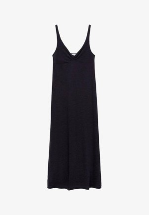 Črna brezrokavna obleka iz mehkega materiala, z V-izrezom, zvitim detajlom na bustu in dolžino, ki se splošči.