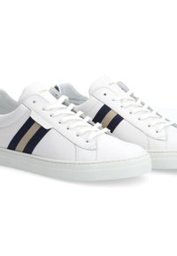 Baskets en cuir blanc avec des rayures bleu marine et beige sur les côtés, dotées de lacets blancs, d'une semelle en caoutchouc texturée et d'éléments de design minimalistes.