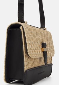 Borsa a tracolla in paglia intrecciata e pelle nera con chiusura in tonalità oro, forma rettangolare e tracolla regolabile. Presenta una superficie testurizzata.
