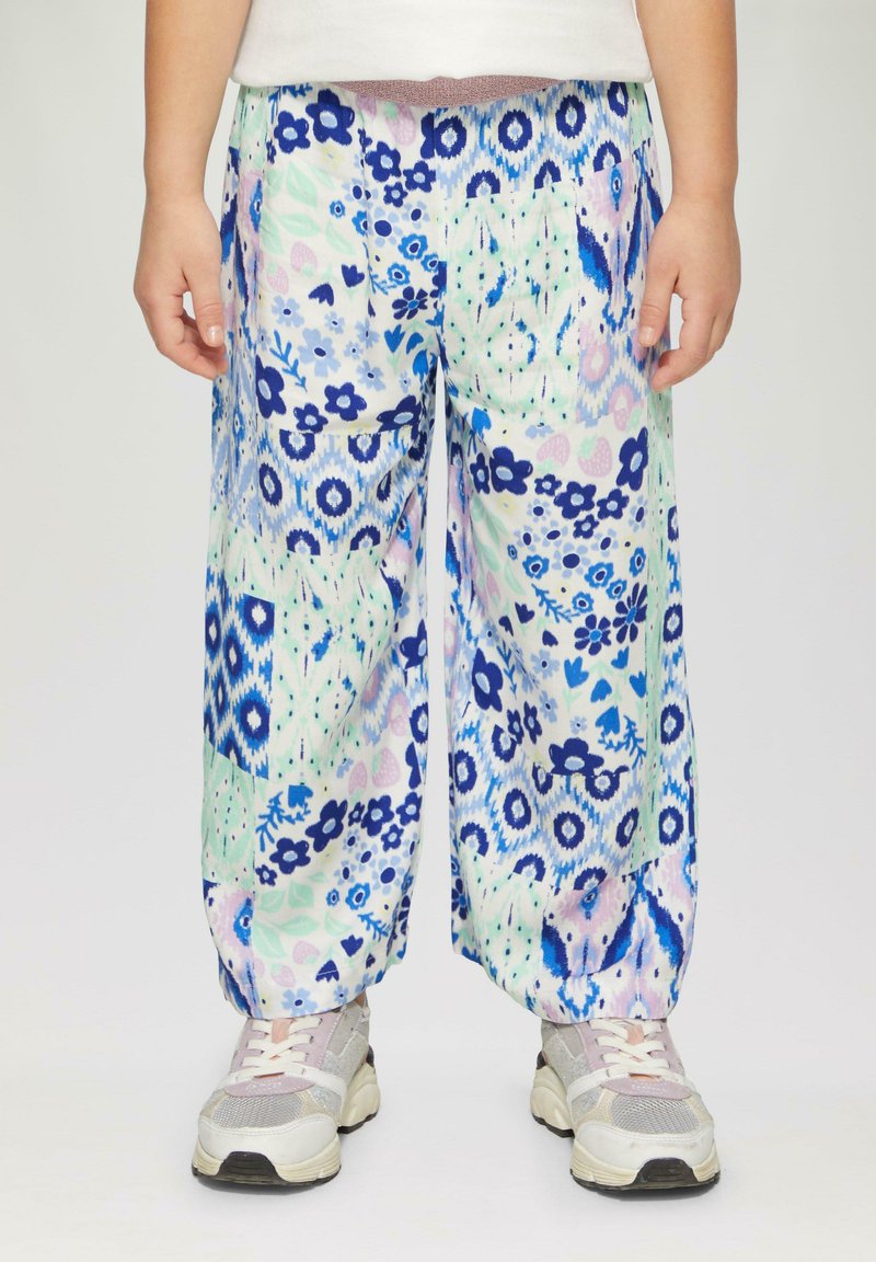 Pantaloni leggeri e stampati in tonalità di blu, verde e rosa, con dettagli floreali e astrazione, dotati di un elastico in vita e dalla vestibilità ampia.