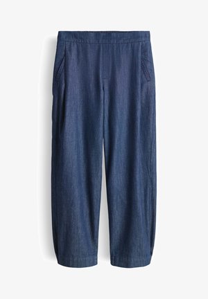Pantaloni denim blu a gamba larga con fascia elastica in vita e tasche laterali, mostrati distesi su uno sfondo bianco.