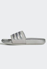 Sandali flip flop grigi con una cinghia testurizzata caratterizzata da tre strisce rialzate prominenti, una suola piatta e una finitura liscia.