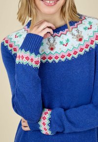 Modrá pletená sweater s kontrastným vzorovaným výstrihom v bielej, ružovej a zelenej farbe, s motívmi sobov a textúrovanými manžetami.