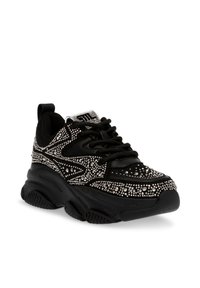 Sneaker neri con suola spessa, caratterizzati da una tomaia in tessuto decorata con accenti di borchie argentate e un design con lacci. Include un tassello per il trasporto.