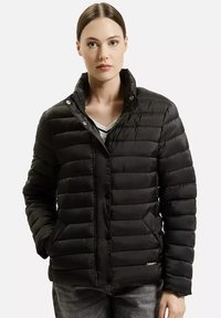 Czarna kurtka puchowa z pikowanym wzorem, z zatrzaskami i stójką, wykonana z błyszczącego, gładkiego materiału. Posiada boczne kieszenie.