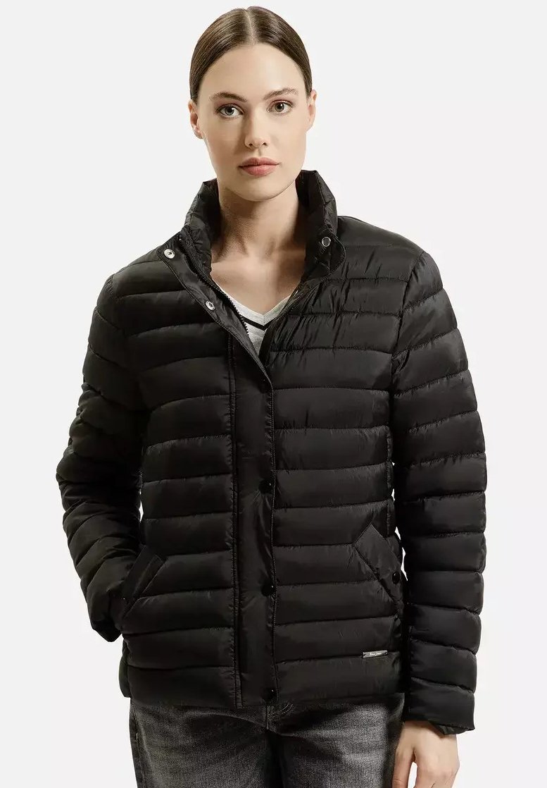 Czarna kurtka puchowa z pikowanym wzorem, z zatrzaskami i stójką, wykonana z błyszczącego, gładkiego materiału. Posiada boczne kieszenie.