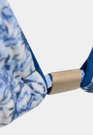 Țesătură cu model floral albastru, dotată cu un închizător metallic auriu, având o textură moale și margini netede. Designul combină nuanțe vibrante de albastru.