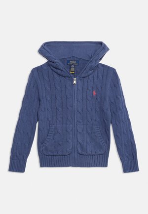 Blå kabelstrikket hettegenser med glidelås, frontlommer og en rød Polo Ralph Lauren-logo på venstre bryst.