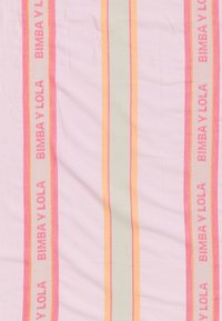 Tela de algodón con rayas verticales alternas en rosa, amarillo y verde. El nombre de la marca "BIMBA Y LOLA" aparece en rosa a lo largo de las rayas.