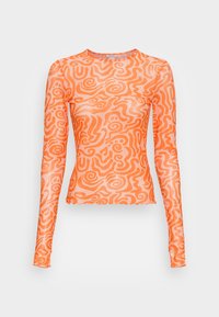 Lange mouwen, semi-transparante top in fel oranje met abstracte, draaiende patronen. Ronde halslijn en detail met gegolfde zoom.