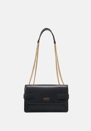 Sac à épaule Guess en cuir noir avec bandoulières en chaîne dorée et logo embossé sur le rabat avant.