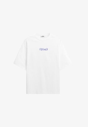 Maglietta bianca a maniche corte con la scritta viola "Vertige Berlin" stampata al centro del petto.