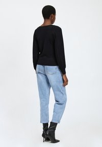 INFLUENCER CUT-OUTS SHOULDER - Jersey de punto - black