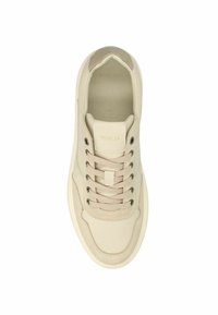Baskets en cuir beige avec lacets en textile, bout rond, accents en suède sur le talon et logo embossé sur la languette. Semelle plate en caoutchouc.