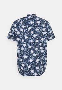 Camicia a maniche corte di colore blu navy con un motivo floreale in bianco e azzurro chiaro. Presenta un colletto a punta e un orlo arrotondato sul retro.