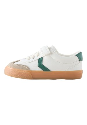 Biały niski sneaker z zielonym detalem w kształcie jodełki, beżowym zamszowym noskiem, paskiem na rzep oraz jasnobrązową gumową podeszwą.