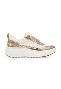 Sneaker con lacci in tessuto bianco intrecciato, dettagli metallici dorati e una spessa suola bianca a piattaforma. Presenta cuciture a contrasto e un'etichetta sul tallone.