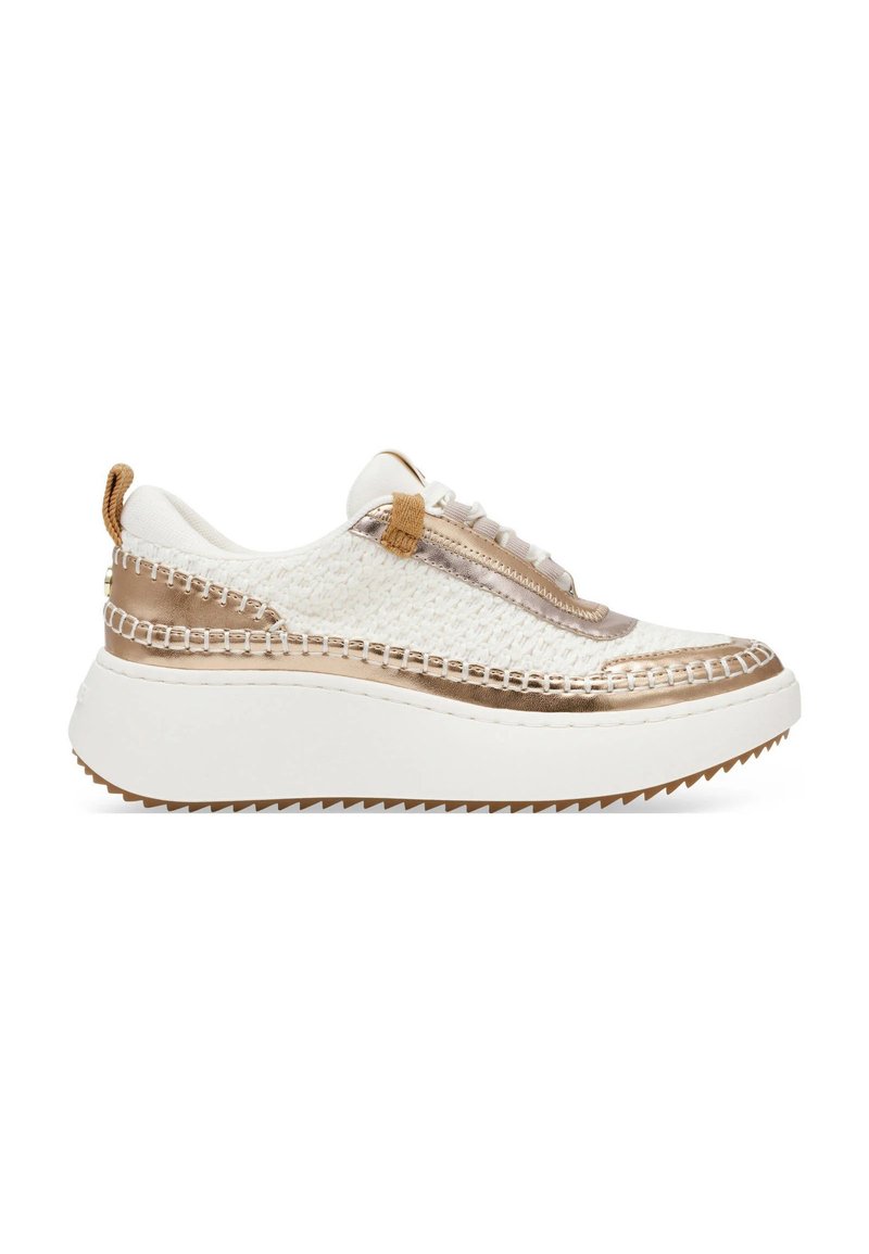 Sneaker con lacci in tessuto bianco intrecciato, dettagli metallici dorati e una spessa suola bianca a piattaforma. Presenta cuciture a contrasto e un'etichetta sul tallone.