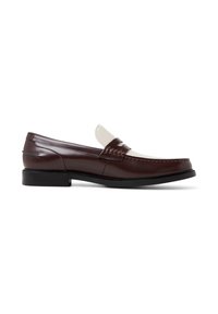 Braune LederSlipper mit einem kontrastierenden weißen oberen Bereich, erhöhten Nähten und einer flachen schwarzen Sohle. Das Obermaterial hat ein geflochtenes Design im Riemen.