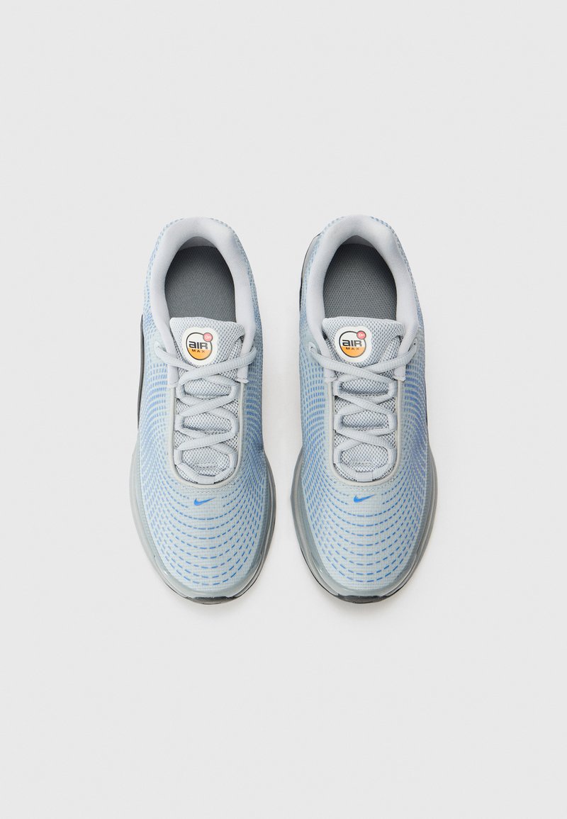 Baskets de sport bleu clair avec tige en maille, lacets ton sur ton, semelle en caoutchouc et languette avec logo. Présente un motif subtil sur la surface.