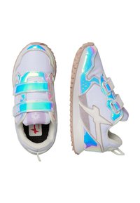 Sneakers bianche con accenti iridescenti, due fasce regolabili in Velcro, suola in gomma con trazione e dettaglio in suede grigio sul lato.