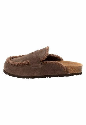 Mocassino marrone slip-on con fodera soffice e pelosa, tomaia in camoscio e sottopiede in sughero con suola in gomma nera, mostrato di lato.