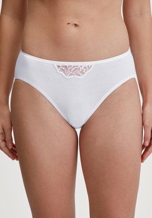 Weiße Baumwollslips mit einem Einsatzaus floraler Spitze an der Vorderseite, hochgeschnittenem Design und glatter Textur.