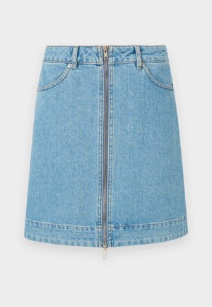 Jupe en denim bleu clair avec fermeture éclair à l'avant, passants de ceinture et poches avant, présentée sur un fond uni.