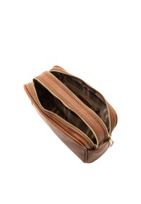 Pochette in pelle tan con doppia cerniera, dotata di un interno foderato. Forma rettangolare, texture liscia e dettagli in hardware dorato.