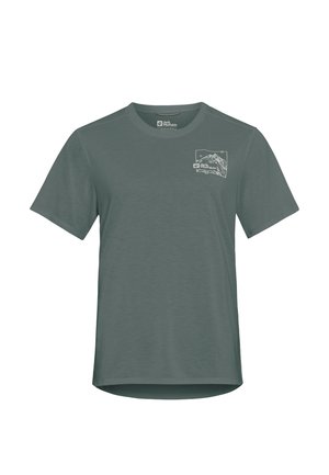 T-shirt a maniche corte di colore verde scuro, con una piccola grafica bianca di una montagna nella zona della tasca sinistra sul petto, realizzato in morbido tessuto.
