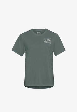 Kurzarm-T-Shirt in Dunkelgrün mit einem kleinen weißen Berggrafik im Bereich der linken Brusttasche, aus weichem Stoff hergestellt.