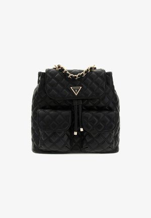 Sac à dos matelassé noir avec une bandoulière en chaîne dorée, des rabats à l'avant et deux poches avant. Comprend une plaque de logo et une fermeture à cordon.