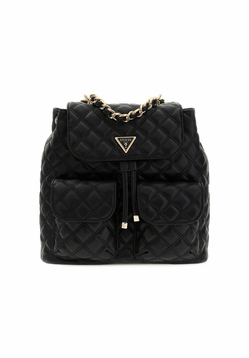 Sac à dos matelassé noir avec une bandoulière en chaîne dorée, des rabats à l'avant et deux poches avant. Comprend une plaque de logo et une fermeture à cordon.